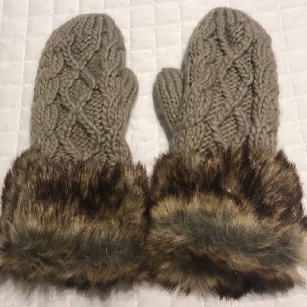 NWOT- Cable knit mittens